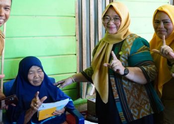 Wakil Bupati Lutim, Puspawati Husler turun langsung menyalurkan Kartu Lansia di Towuti, Senin (3/11/2025). Foto: Warta Lutim