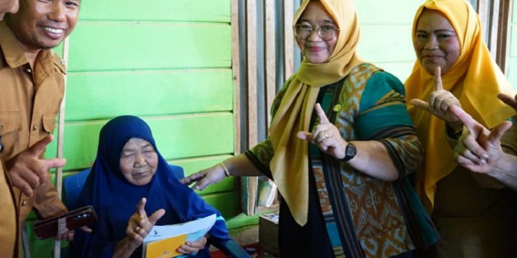 Wakil Bupati Lutim, Puspawati Husler turun langsung menyalurkan Kartu Lansia di Towuti, Senin (3/11/2025). Foto: Warta Lutim