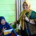 Wakil Bupati Lutim, Puspawati Husler turun langsung menyalurkan Kartu Lansia di Towuti, Senin (3/11/2025). Foto: Warta Lutim
