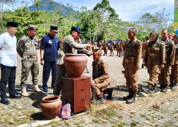 Prosesi pembaretan anggota Satpol PP di Landmark Luwu Timur, Jumat 21 November 2025. Foto: Jaeja.id