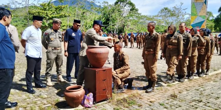 Prosesi pembaretan anggota Satpol PP di Landmark Luwu Timur, Jumat 21 November 2025. Foto: Jaeja.id
