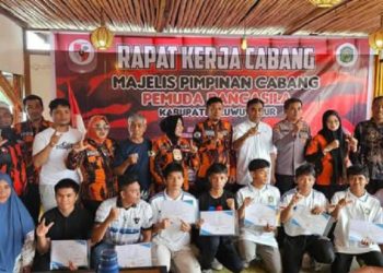 Para atlet tinju Lutim yang berprestasi sepanjang 2025, mendapat penghargaan dari Ketua Pertina Lutim yang juga legislator Gelora, Rusdi Layong pada Rakercab MPC Pemuda Pancasila, Minggu (30/11/2025).