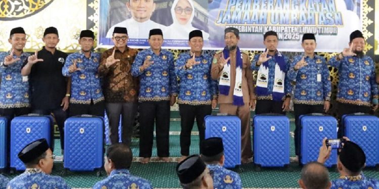 Anggota DPRD Luwu Timur, Aripin hadir pada acara pelepasan jamaah umrah di Masjid Amirul Mukminin, Senin (01/12/2025). Foto: Warta Lutim
