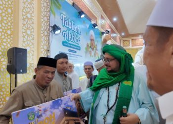 Lima ASN Lutim kembali menerima hadiah Umrah gratis melalui pengundian pada Tabligh Akbar “Luwu Timur Menjemput Berkah”, Selasa (18/11/2025). Foto: Warta Lutim