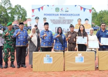 Wakil Ketua DPRD Luwu Timur, Harisa Suharjo foto bersama sejumlah wajib pajak teladan pada HUT KORPRI di Malili, Senin (01/12/2025). Foto: Warta Lutim