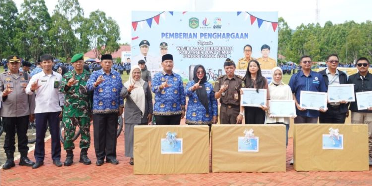 Wakil Ketua DPRD Luwu Timur, Harisa Suharjo foto bersama sejumlah wajib pajak teladan pada HUT KORPRI di Malili, Senin (01/12/2025). Foto: Warta Lutim