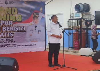 Bupati Luwu Timur, Irwan Bachri Syam menyinggung program Pandu Juara ketika meresmikan Dapur MBG di Desa Puncak Indah, Malili, Rabu (07/01/2026). Foto: Jaeja.id