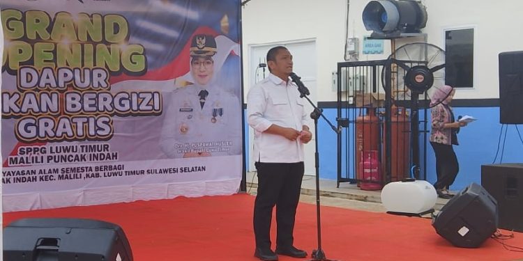 Bupati Luwu Timur, Irwan Bachri Syam menyinggung program Pandu Juara ketika meresmikan Dapur MBG di Desa Puncak Indah, Malili, Rabu (07/01/2026). Foto: Jaeja.id