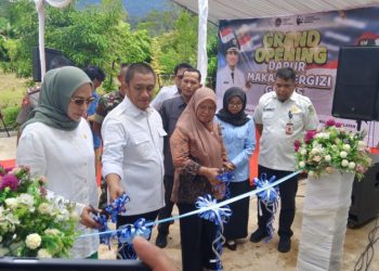 Bupati Luwu Timur, Irwan Bachri Syam didampingi Ketua TP-PKK dan Wakil Ketua DPRD Lutim, Ani Nurbani dan Harisa Suharjo meresmikan SPPG Yayasan Alam Semesta Berbagi, di Desa Puncak Indah, Malili, Rabu (07/01/2026). Foto: Jaeja.id