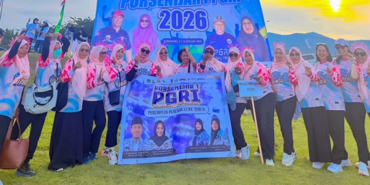 Para pengurus dan anggota Perempuan PGRI Luwu Timur foto bersama usai devile penutupan Porsenijar PGRI Lutim di Lapangan Ini Aku, Sorowako, Senin (19/01/2026).