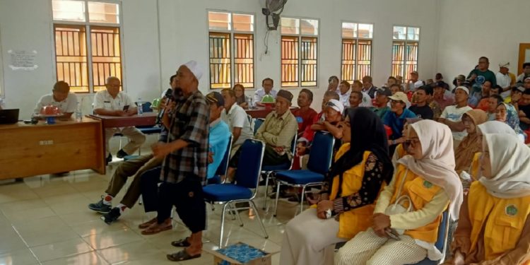 Suasana sosialisasi penertiban aset Pemkab Lutim berupa lahan di Desa Harapan yang akan dikelola PT IHIP, di Kantor Desa Harapan, Rabu (28/01/2026). Foto: Jaeja.id