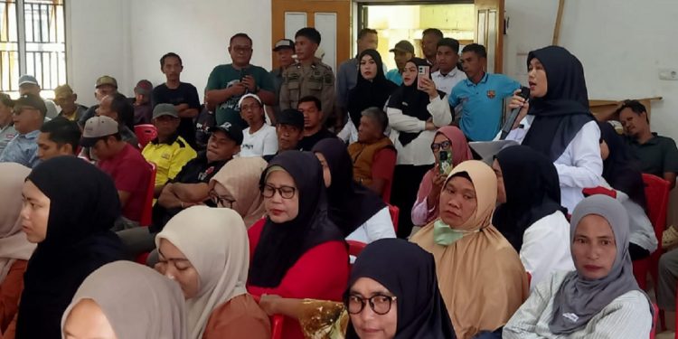 Suasana sosialisasi penertiban aset Pemkab Lutim berupa lahan di Desa Harapan yang akan dikelola PT IHIP, di Kantor Desa Harapan, Rabu (28/01/2026). Foto: Jaeja.id