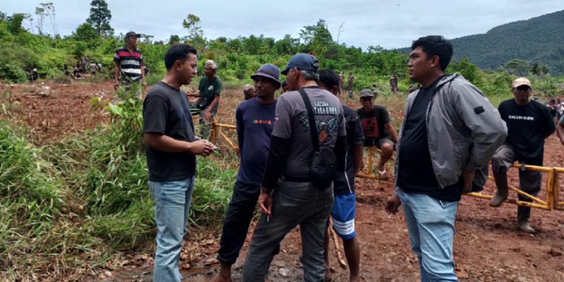 Irwan (kedua dari kiri), perwakilan penggarap lahan Pemkab Luwu Timur di Lampia mengakui tidak punya alas hak atas lahan tersebut.