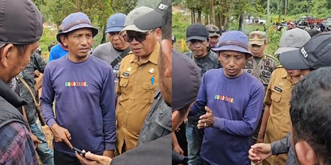Sekretaris Daerah Luwu Timur, Ramadhan Pirade negosiasi dengan warga pada kegiatan pemasangan plang pengumuman di Dusun Laoli (Lampia), Desa Harapan, Malili, Sabtu (14/02/2026).