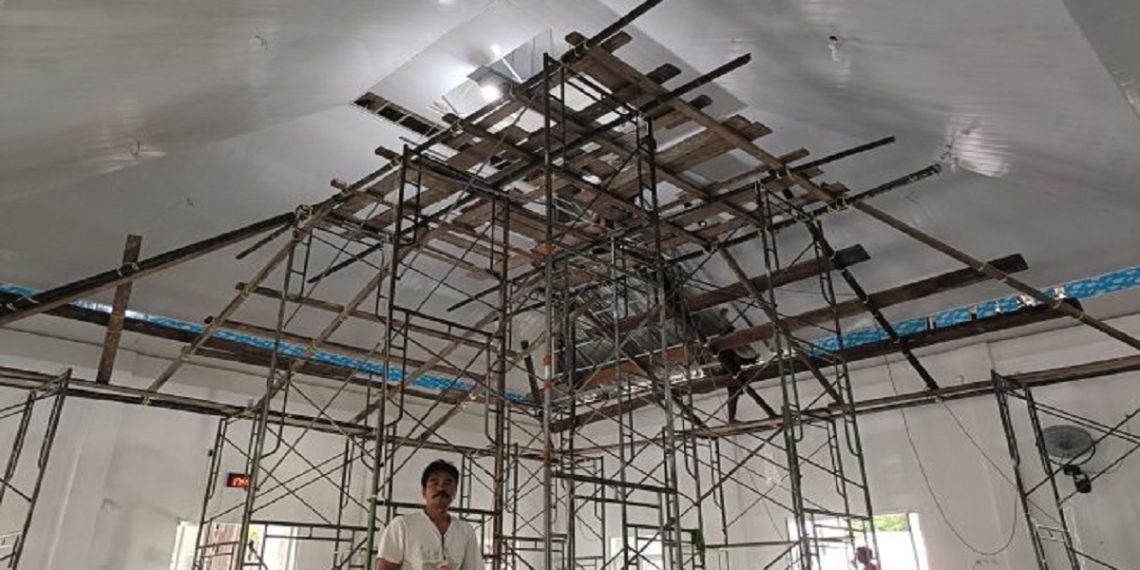 Pemasangan plafon Masjid Babul Jannah di Balambano sudah rampung berkat bantuan PT Vale Indonesia Tbk.