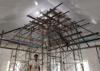 Pemasangan plafon Masjid Babul Jannah di Balambano sudah rampung berkat bantuan PT Vale Indonesia Tbk.