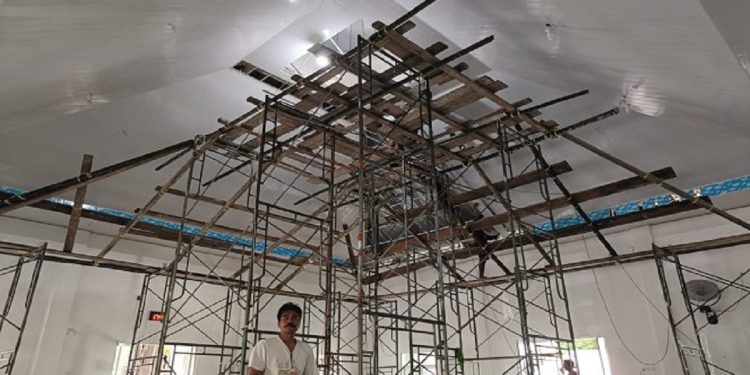 Pemasangan plafon Masjid Babul Jannah di Balambano sudah rampung berkat bantuan PT Vale Indonesia Tbk.