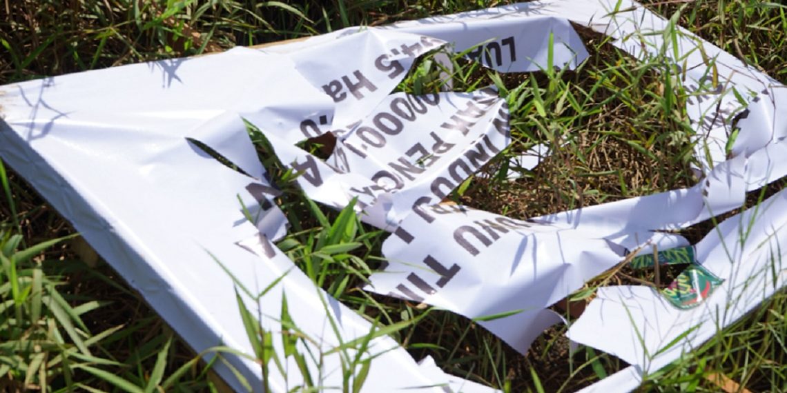 Plang informasi lahan Pemkab Luwu Timur yang diduga dirusak petani penggarap di Laoli, Desa Harapan, Malili, Sabtu (14/02/2026).