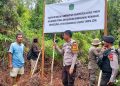 Pemkab Luwu Timur melalui Satpol PP memasang plang kepemilikan lahan di Desa Harapan, Kecamatan Malili, Sabtu (14/02/2026). Foto: Jaeja.id