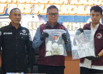 Kasat Resnarkoba Polres Luwu Timur, AKP Nasruddin (tengah), memperlihatkan barang bukti kasus narkoba yang diungkap jajarannya dalam setahun terakhir. Foto: Humas Polres Lutim