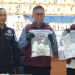 Kasat Resnarkoba Polres Luwu Timur, AKP Nasruddin (tengah), memperlihatkan barang bukti kasus narkoba yang diungkap jajarannya dalam setahun terakhir. Foto: Humas Polres Lutim