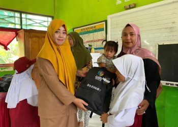Bantuan Pemkab Lutim, SDN 183 Buyuntana Bagikan Paket Seragam Sekolah Gratis