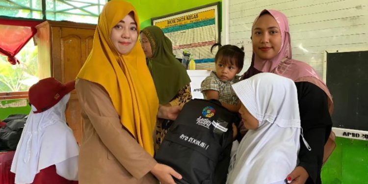 Bantuan Pemkab Lutim, SDN 183 Buyuntana Bagikan Paket Seragam Sekolah Gratis