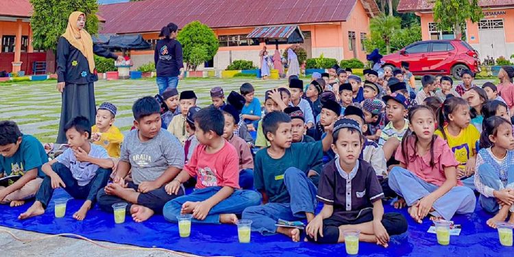 Suasana buka puasa bersama di SDN 183 Buyuntana, Tomoni, Kamis (12/03/2026). Foto: Jaeja.id