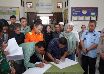 Bupati Luwu Timur Irwan Bachri Syam menyaksikan penandatanganan dokumen penyelesaian Lahan Old Camp di Kantor Camat Nuha, Kamis (12/3/2026). Foto: vale comms
