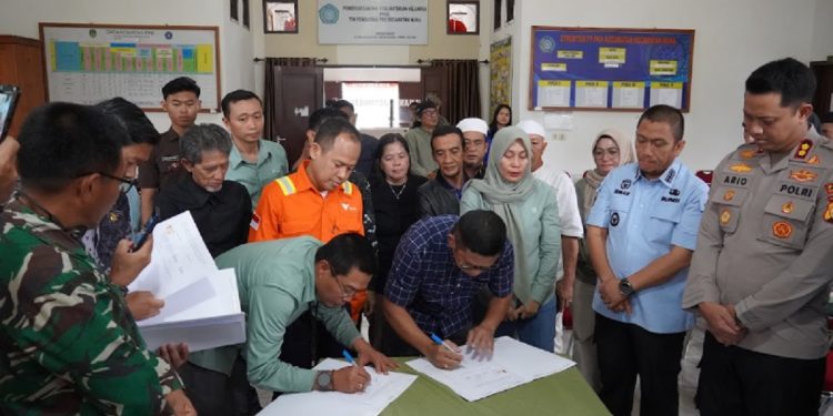 Bupati Luwu Timur Irwan Bachri Syam menyaksikan penandatanganan dokumen penyelesaian Lahan Old Camp di Kantor Camat Nuha, Kamis (12/3/2026). Foto: vale comms