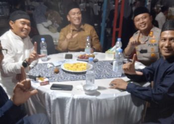 Head of External Relations PT Vale Blok Sorowako, Yusri Yunus (baju putih) bersama Bupati Luwu Timur, Irwan Bachri Syam pada acara Safari Ramadhan di Kantor Camat Wasuponda, Selasa (03/03/2026). Foto: Jaeja.id