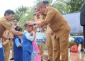 Bupati Lutim Serahkan Seragam Gratis untuk 16 Ribu Lebih Siswa