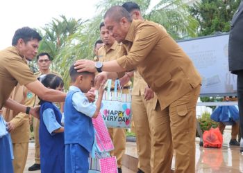 Bupati Lutim Serahkan Seragam Gratis untuk 16 Ribu Lebih Siswa
