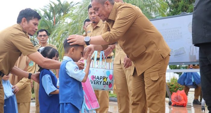 Bupati Lutim Serahkan Seragam Gratis untuk 16 Ribu Lebih Siswa