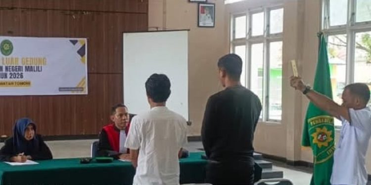 Sidang keliling yang diadakan Pengadilan Negeri Malili di Kantor Camat Tomoni, Senin (30/03/2026). Foto: IG PN Malili