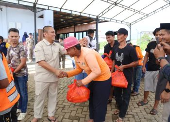 Bupati dan Wabup Lutim Serahkan Paket Lebaran untuk Petugas Kebersihan dan Tukang Ojek
