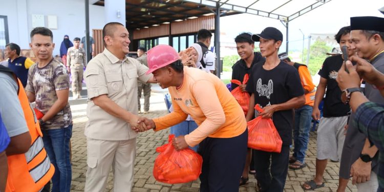 Bupati dan Wabup Lutim Serahkan Paket Lebaran untuk Petugas Kebersihan dan Tukang Ojek