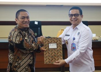 Bupati Luwu Timur, Irwan Bachri Syam menyerahkan SK ULT P4GN Lutim kepada Kepala Badan Narkotika Nasional Provinsi Sulawesi Selatan, Kombes Pol Agung Prabowo, Kamis (23/04/2026). Foto: Kominfo-SP