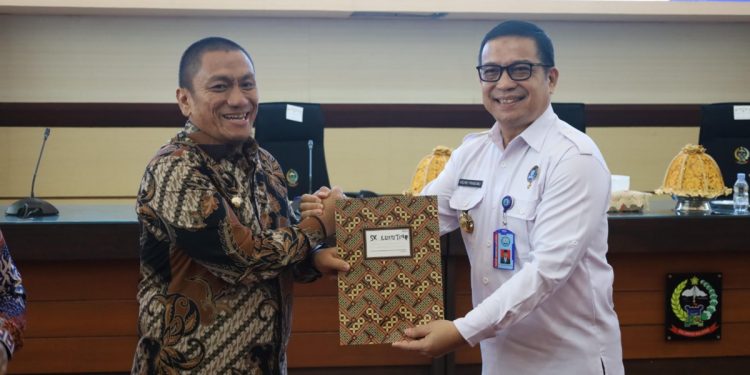 Bupati Luwu Timur, Irwan Bachri Syam menyerahkan SK ULT P4GN Lutim kepada Kepala Badan Narkotika Nasional Provinsi Sulawesi Selatan, Kombes Pol Agung Prabowo, Kamis (23/04/2026). Foto: Kominfo-SP