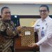 Bupati Luwu Timur, Irwan Bachri Syam menyerahkan SK ULT P4GN Lutim kepada Kepala Badan Narkotika Nasional Provinsi Sulawesi Selatan, Kombes Pol Agung Prabowo, Kamis (23/04/2026). Foto: Kominfo-SP