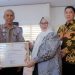 Wakil Bupati Luwu Timur, Puspawati Husler menyerahkan piagam penghargaan kepada Desa Baruga sebagai lokus Desa Cantik Luwu Timur tahun 2025, di Aula Dinas Pendidikan, Malili, Kamis (23/04/2026). Foto: Kominfo-SP