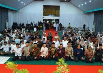 Foto bersama Bupati Luwu, Irwan Bachri Syam pada acara halal bihalal PT Vale Indonesia, di Ontaeluwu Meeting Hall, Sorowako, Jum’at (17/04/2926).