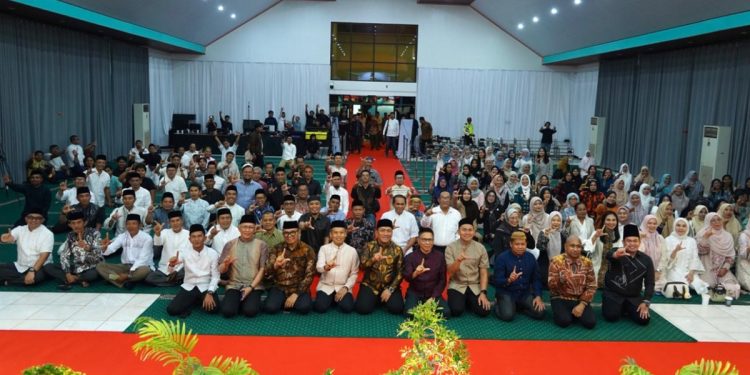 Foto bersama Bupati Luwu, Irwan Bachri Syam pada acara halal bihalal PT Vale Indonesia, di Ontaeluwu Meeting Hall, Sorowako, Jum’at (17/04/2926).