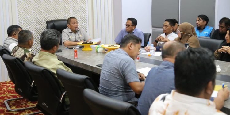 Bupati Luwu Timur, Irwan Bachri Syam, memimpin rapat persiapan Peringatan Hari Jadi ke-23 Kabupaten Luwu Timur di Ruang Rapat Kerja Bupati, Sabtu (18/4/2026). Foto: Kominfo-SP