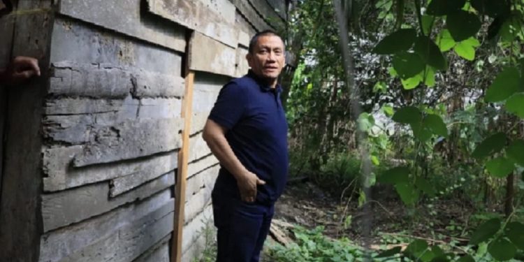 Bupati Luwu Timur, Irwan Bachri Syam ketika meninjau rumah salah satu warganya yang sudah tidak layak huni.