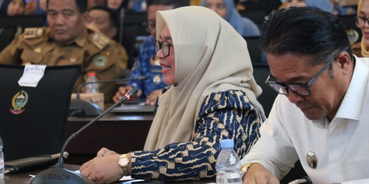 Wabup Luwu Timur, Puspawati Husler memaparkan penurunan angka kemiskinan di Lutim, ketika menghadiri Musrenbang Tematik Penanggulangan Kemiskinan di Kantor Gubernur Sulsel, Senin (20/04/2026). Foto: Kominfo-SP