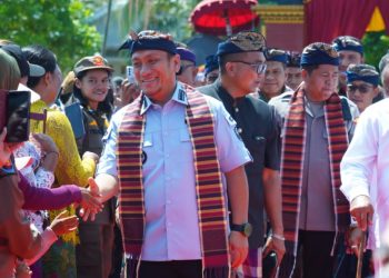 Bupati Luwu Timur, Irwan Bachri Syam menyalami warga pada perayaan Dharma Santi Hari Raya Nyepi Tahun Caka 1948 di Kecamatan Angkona, Sabtu (25/04/2026). Foto: Kominfo-SP