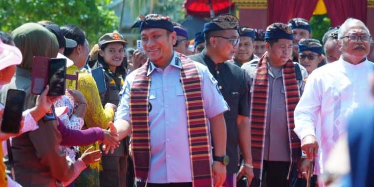 Bupati Luwu Timur, Irwan Bachri Syam menyalami warga pada perayaan Dharma Santi Hari Raya Nyepi Tahun Caka 1948 di Kecamatan Angkona, Sabtu (25/04/2026). Foto: Kominfo-SP