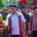 Bupati Luwu Timur, Irwan Bachri Syam menyalami warga pada perayaan Dharma Santi Hari Raya Nyepi Tahun Caka 1948 di Kecamatan Angkona, Sabtu (25/04/2026). Foto: Kominfo-SP