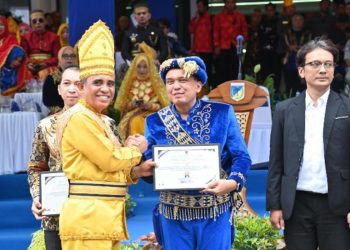 Gubernur Sulawesi Tengah, Anwar Hafid, serahkan penghargaan untuk PT Vale Indonesia Tbk atas ketaatan membayar pajak yang berkontribusi tingkatkan PAD, pada upacara HUT ke-62 Provinsi Sulteng.